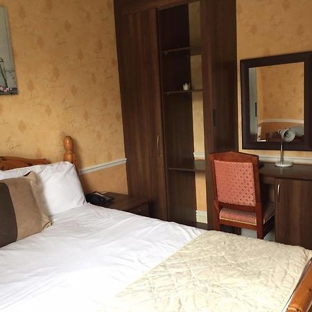 The Pines Guest Accommodation 치펜햄 외부 사진