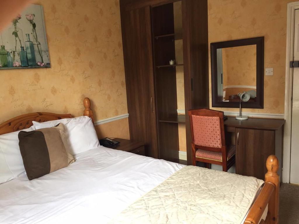 The Pines Guest Accommodation 치펜햄 외부 사진