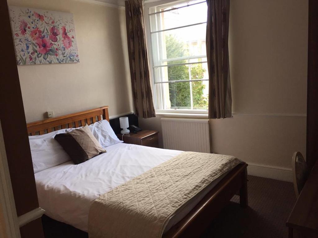 The Pines Guest Accommodation 치펜햄 외부 사진