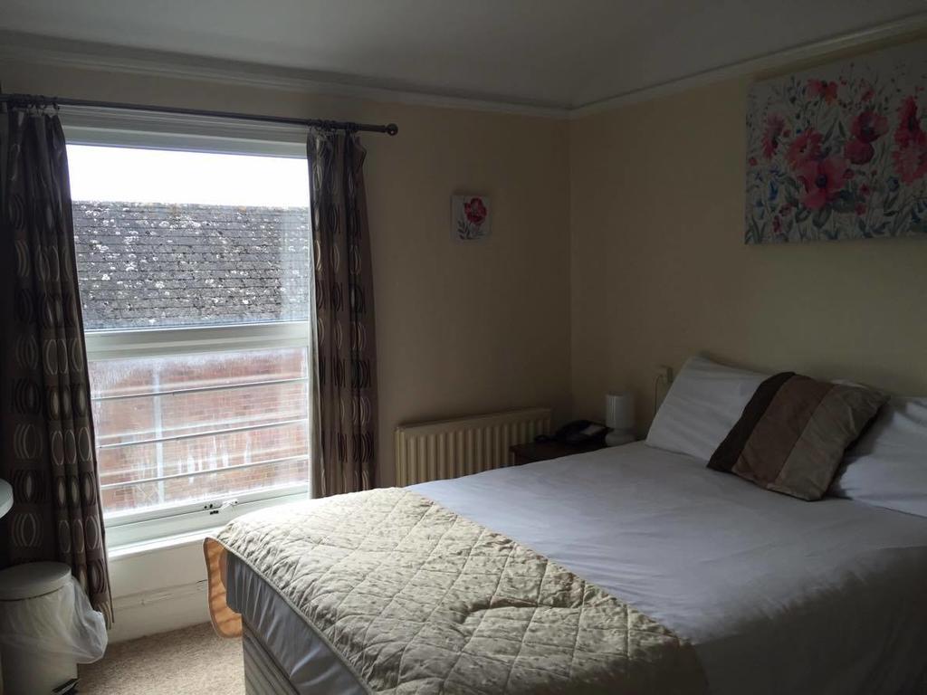 The Pines Guest Accommodation 치펜햄 외부 사진