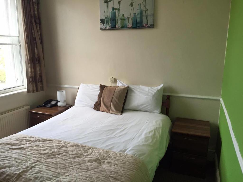 The Pines Guest Accommodation 치펜햄 외부 사진