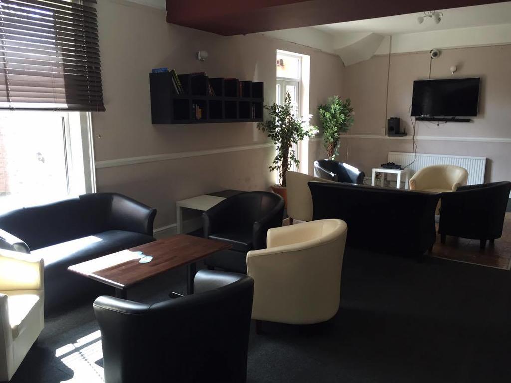 The Pines Guest Accommodation 치펜햄 외부 사진