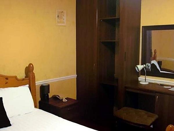 The Pines Guest Accommodation 치펜햄 외부 사진