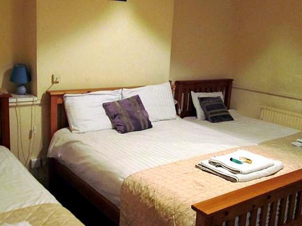 The Pines Guest Accommodation 치펜햄 외부 사진