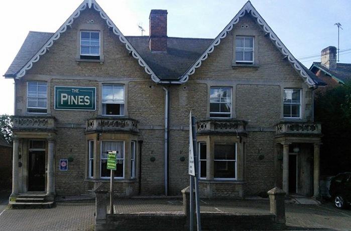 The Pines Guest Accommodation 치펜햄 외부 사진