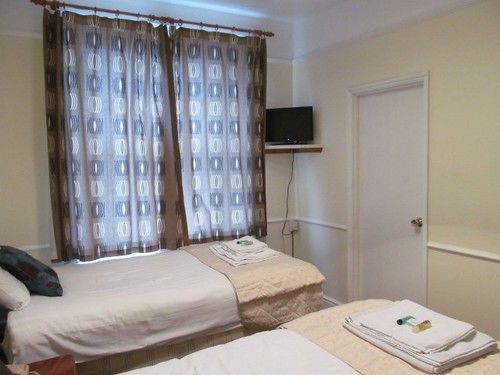 The Pines Guest Accommodation 치펜햄 외부 사진