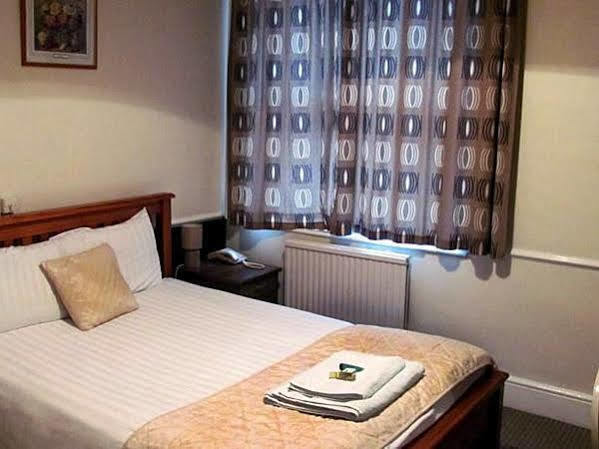The Pines Guest Accommodation 치펜햄 외부 사진
